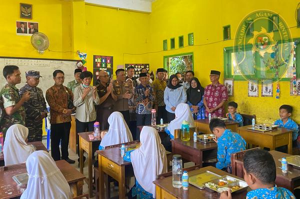 58 KETUA PENGADILAN AGAMA BINTUHAN TINJAU PELAKSANAAN MAKAN GIZI GRATIS 2
