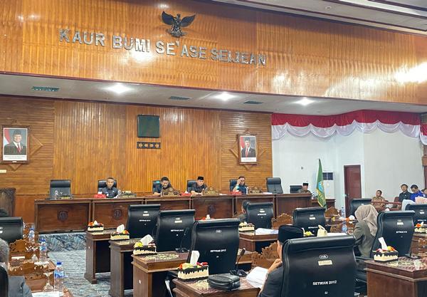 80 PENGADILAN AGAMA BINTUHAN HADIRI RAPAT PARIPURNA DPRD KAUR2