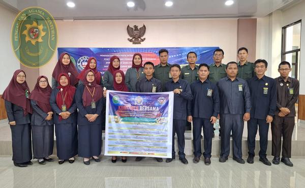 1 AWALI TAHUN 2024 PA BINTUHAN LAKSANAKAN PENANDATANGANAN PAKTA INTEGRITAS KOMITMEN BERSAMA DAN MAKLUMAT PELAYANAN3