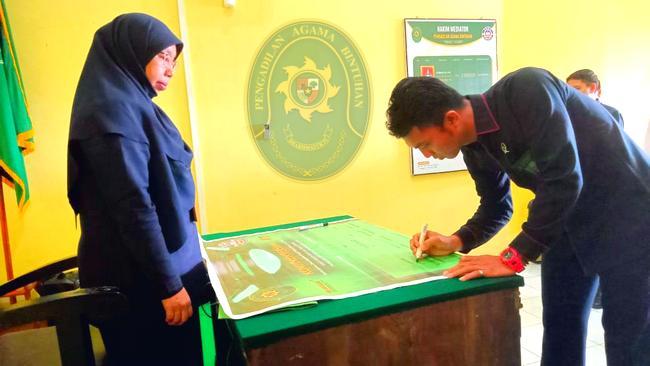 1. PENANDATANGANAN PAKTA INTEGRITAS KOMITMEN BERSAMA DAN MAKLUMAT PELAYANAN PENGADILAN AGAMA BINTUHAN
