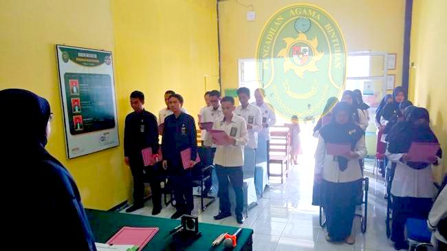 1. PENANDATANGANAN PAKTA INTEGRITAS KOMITMEN BERSAMA DAN MAKLUMAT PELAYANAN PENGADILAN AGAMA BINTUHAN 2