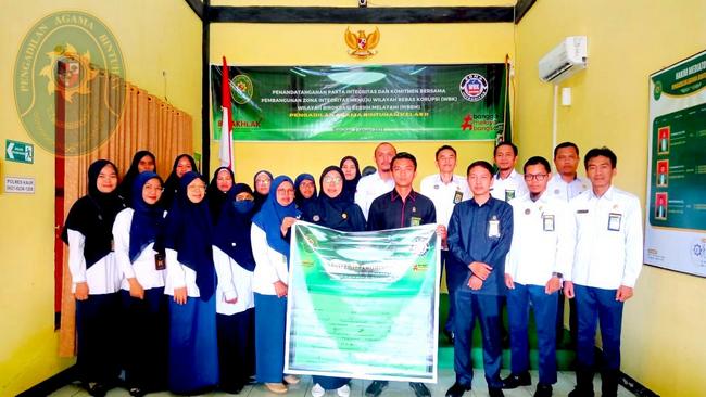 1. PENANDATANGANAN PAKTA INTEGRITAS KOMITMEN BERSAMA DAN MAKLUMAT PELAYANAN PENGADILAN AGAMA BINTUHAN 3