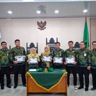 Penyerahan Reward and Punishment Semester I  Pengadilan Agama Bintuhan